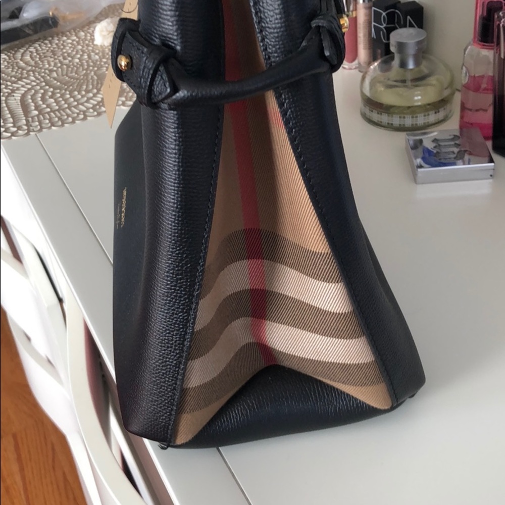 Brand new  Authentic Burberry handbag - Picture 4 of 8